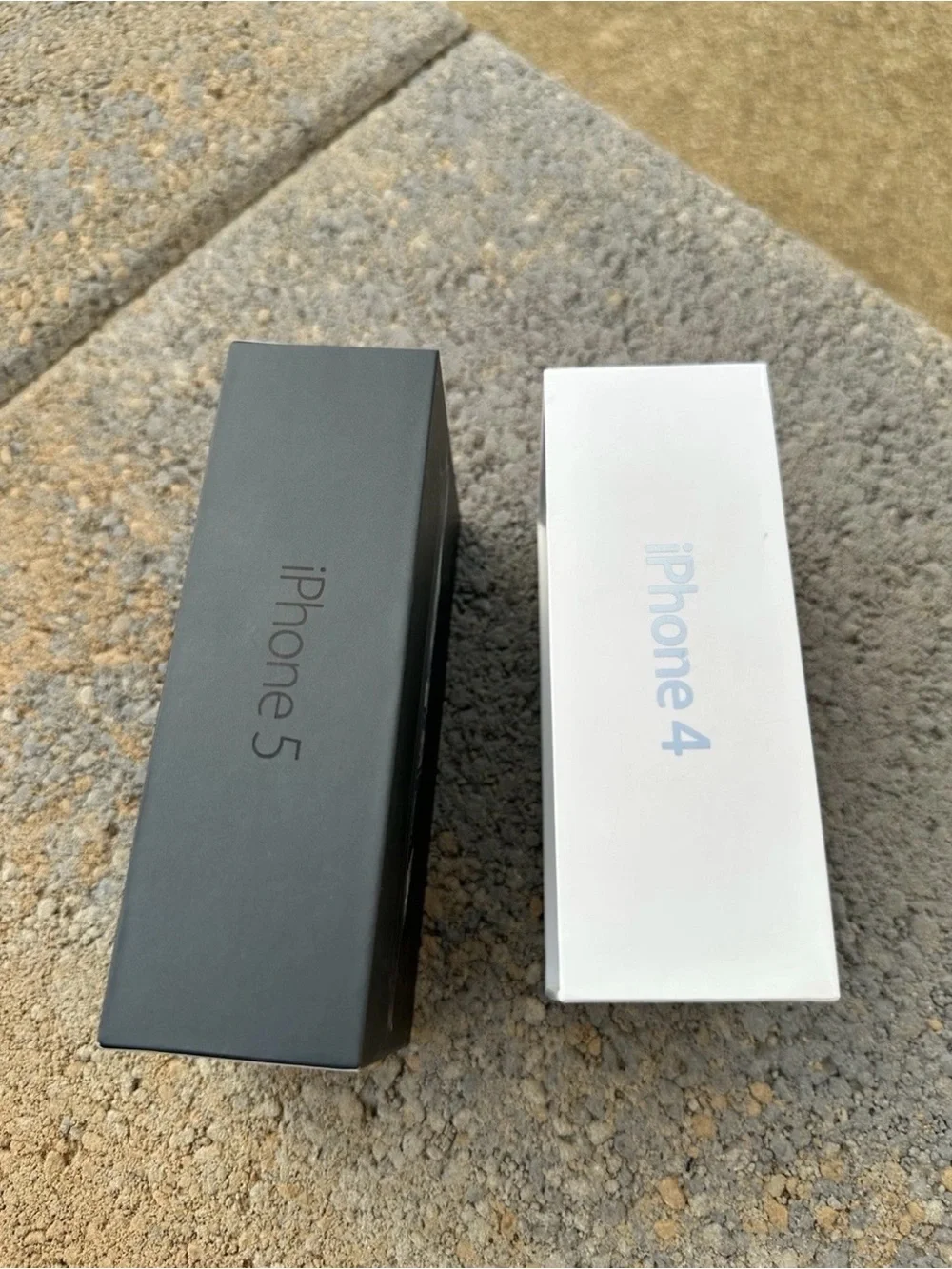 Apple iPhone 5 16GB Black & iPhone 4 8GB White **Empty Retail Boxes Lot**
